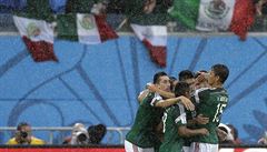 Oribe Peralta slaví se spoluhrá�i gól Mexika.