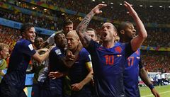 Arjen Robben pijímá gratulace od spoluhrá za svj druhý gól, vpravo...