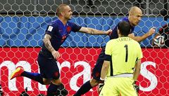 Arjen Robben pijímá gratulace od spoluhrá za svj druhý gól, vlevo...