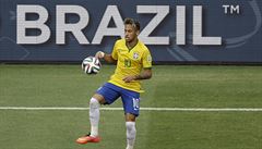 Hv�zda Brazílie Neymar kontroluje mí�.