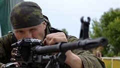 Proruský ozbrojenec na východ Ukrajiny.