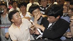 P�íbuzní ob�tí se sna�í proniknout do soudní sín�, kde se koná proces s...