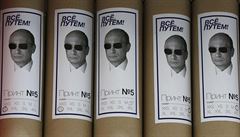 Pouzdra s "putinovskými" tri�kami. Tato obsahují verzi �íslo 5.