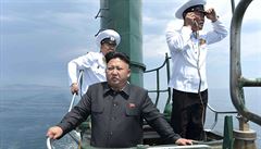 Nejvyí vdce KLDR Kim ong-unbhem plavby v ponorce tídy Romeo rozdával rady...