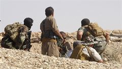 Kurdské jednotky se kryjí bhem boj s ISIL v provincii Dijála.