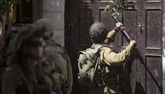 Izraelští vojáci rozbíjejí zámek na dveřích jednoho z palestinských domů poblíž... | na serveru Lidovky.cz | aktuální zprávy