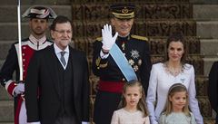 Královská rodina. Král Felipe VI. (uprosted) s královnou Letizií, pod nimi...