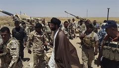 �íitský duchovní mezi iráckými vojáky.