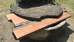 Zlod�ji v noci ukradli �eleznou konstrukci, která dr�ela betonové díly víka...