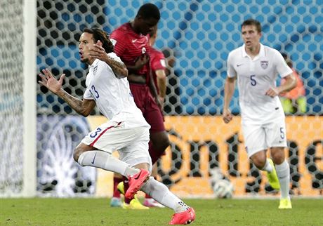 Americký fotbalista Jermaine Jones po vstelení prvního gólu do portugalské...