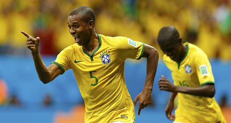 Brazilec Fernandinho se raduje ze vstelené branky.