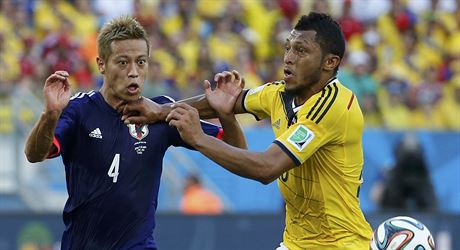 Keisuke Honda (vlevo) a Carlos Valdes.