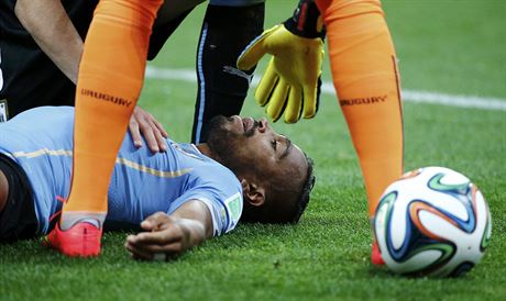 Uruguayec Álvaro Pereira leí na trávníku po úderu kolenem do hlavy. Za pár...