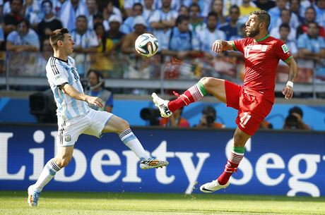 Argentinec Lionell Messi v souboji s rnskou defenzivou.
