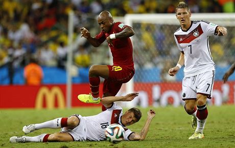 Andre Ayew skáe pes Toniho Kroose, pihlíí Bastian Schweinsteiger.