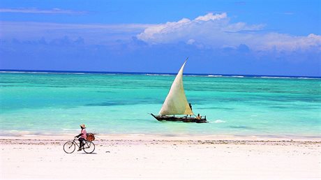 Plá Nungwi je jedním z mála míst, kde si mete zaplavat i bhem dne. Zanzibar