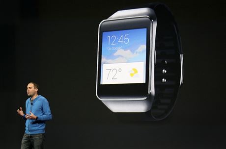 David Singleton pedstavuje chytr hodinky od Samsungu.
