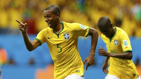 Brazilec Fernandinho se raduje ze vstelené branky.