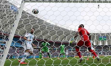 Branká Nigérie Vincent Enyeama inkasuje branku v zápase s Argentinou.