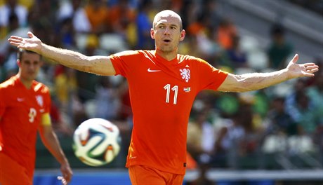Co je? Arjen Robben gestikuluje směrem k rozhodčím.