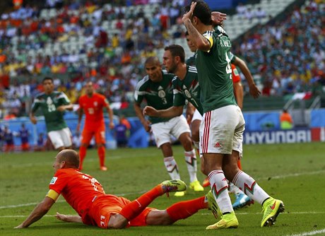 Rozhodující moment. Arjen Robben se skácel k zemi a sudí naídil pokutový kop.