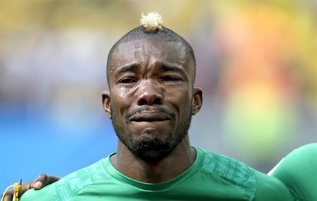 Obránce Pobeí Slonoviny Serey Die se takto rozplakal pi hymn. Pouze vak z...