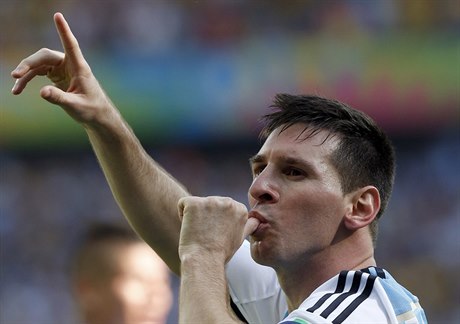 Lionel Messi slaví gól proti Íránu.