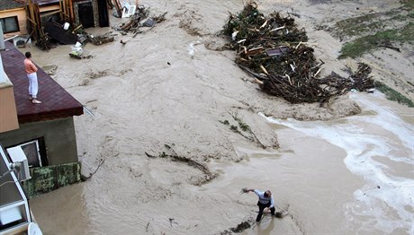 Lidé se snaí chránit sebe a své domovy ped záplavami.