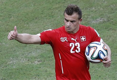 Rodilý kosovský Albánec, �výcarský ob�an Xherdan Shaqiri, po vyda�eném zápase,...