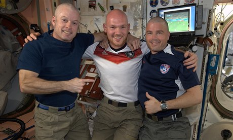 Steve Swanson a Reid Wiseman museli na Mezinárodní vesmírné stanici (ISS)...