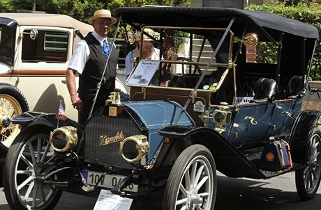 Mezi nejstarí vozy plzeské pehlídky patil americký Hupmobile z roku 1911...