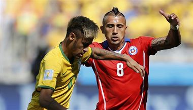 Souboj o míč. Neymar vs. Arturo Vidal.