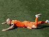 Arjen Robben se skácel k zemi po souboji s Jarou.