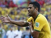 Brazilec Hulk gestikuluje smrem k árovému rozhodímu.