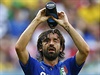 Italský záloník Andrea Pirlo vydýchává prohru s Kostarikou.