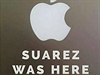 Byl jsem tu. Suárez. Nyní u víme, komu vdí firma Apple za logo s nakousnutým...