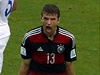 Thomas Müller slaví falí gól na mistrovství svta.