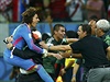 Mexický gólman Guillermo Ochoa, jen byl opt oporou svého týmu, skáe do...
