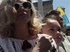 Lidé se modlí bhem shromádní na kyjevském námstí Svobody v nedli 29....
