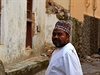 Arabský obchodník v hlavním mst Zanzibaru. Prvky ománské kultury se projevují...