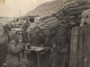 Nmetí dstojníci v zákopech u eky Yser na snímku z roku 1917.