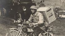 Britský voják veze na na západní frontu koš s poštovními holuby.
