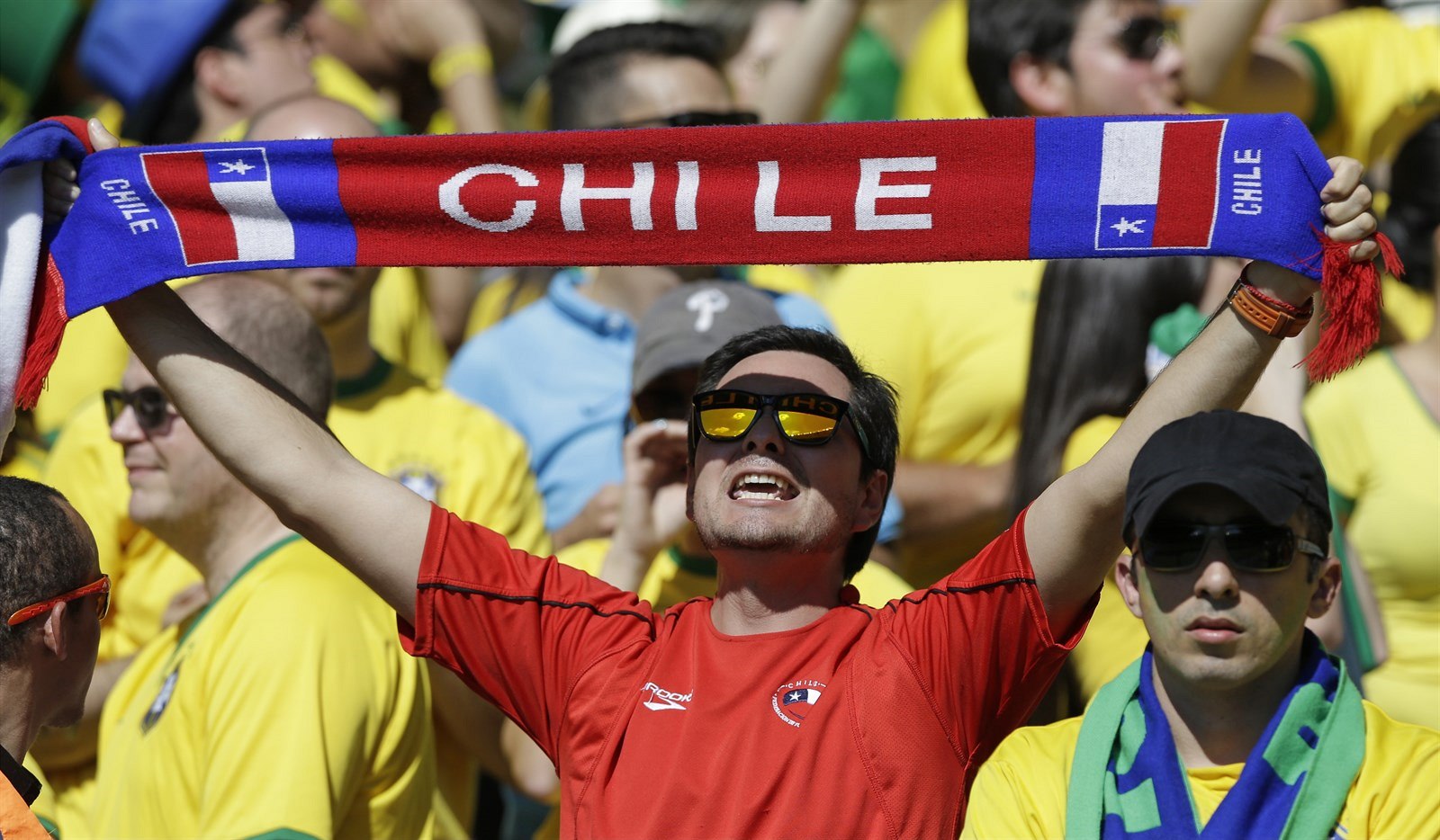Fanou�ek Chile. Sám mezi �lutou p�esilou.