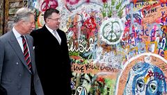 �editel protokolu prezidenta Jind�ich Forejt krá�í s britským princem Charlesem