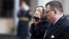 �editel protokolu prezidenta Jind�ich Forejt stojí vedle Dagmar Havlové.