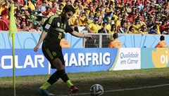 Cesc Fabregas rozehrává rohový kop.