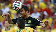 Xabi Alonso a Matthew Leckie.