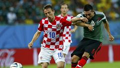 Sprinterský souboj. Luka Modri� (vlevo) a Hector Herrera.
