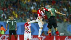 Do vzduchu. Ve výskoku je Ante Rebi� (vlevo) a Oribe Peralta.