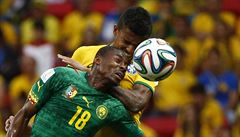 Hlavi�kový souboj. Enoh Eyong vs. Luiz Gustavo.